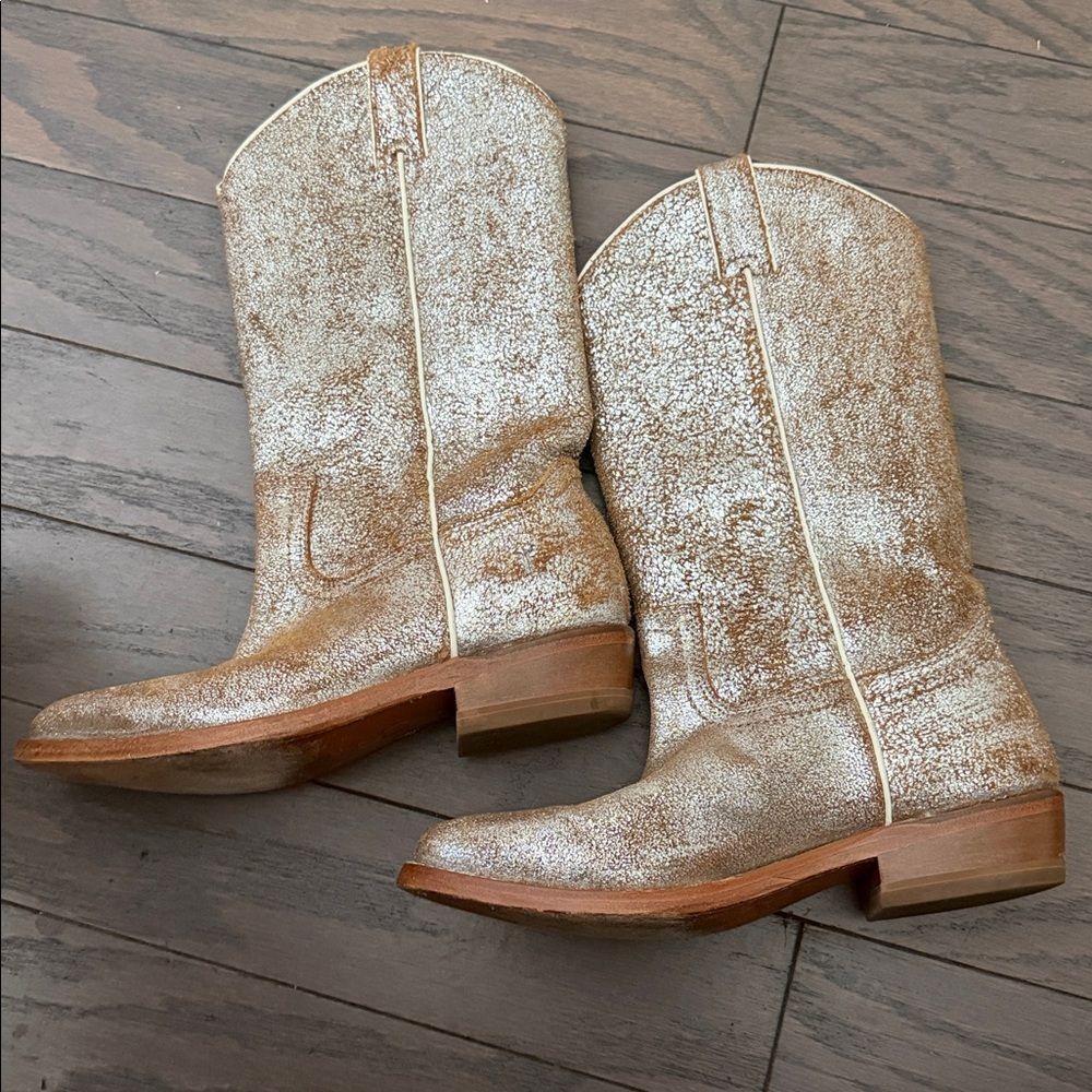 BNIB  Frye Women Bully pull on leather metallic Silver